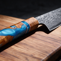 Couteau Kiritsuke Japonais Acier Damas 67 Couches 20 cm – Manche Résine Bleue & Bois Stabilisé